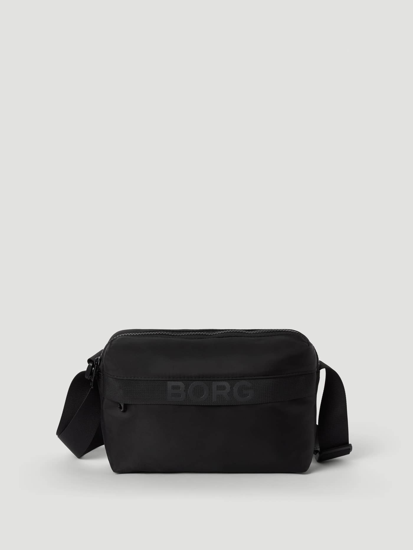 Vorderansicht der Borg Classic Crossover Bag 2,5 L in Black Beauty (Schwarz) mit tonalem Logo und verstellbarem Riemen. - Image 1