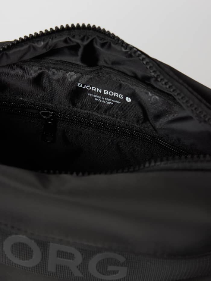 Binnenaanzicht van de Borg Classic Crossover Bag 2,5 L in Black Beauty (Zwart) met het ritsvak en witte logo. - Image 3