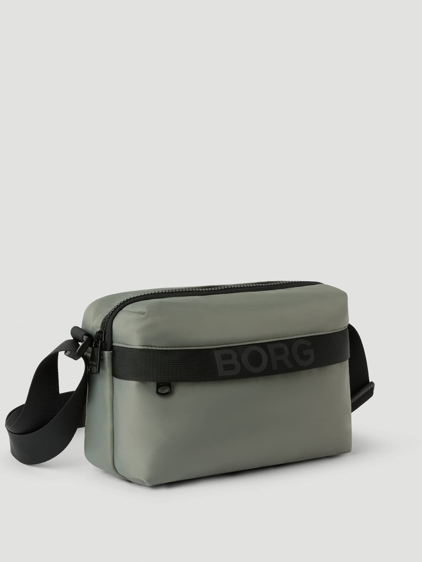 Seitenansicht der Borg Classic Crossover Bag 2,5 L in Agave Green (Grün) fürs Training mit schwarzem Gurt und Logo. - Image 2