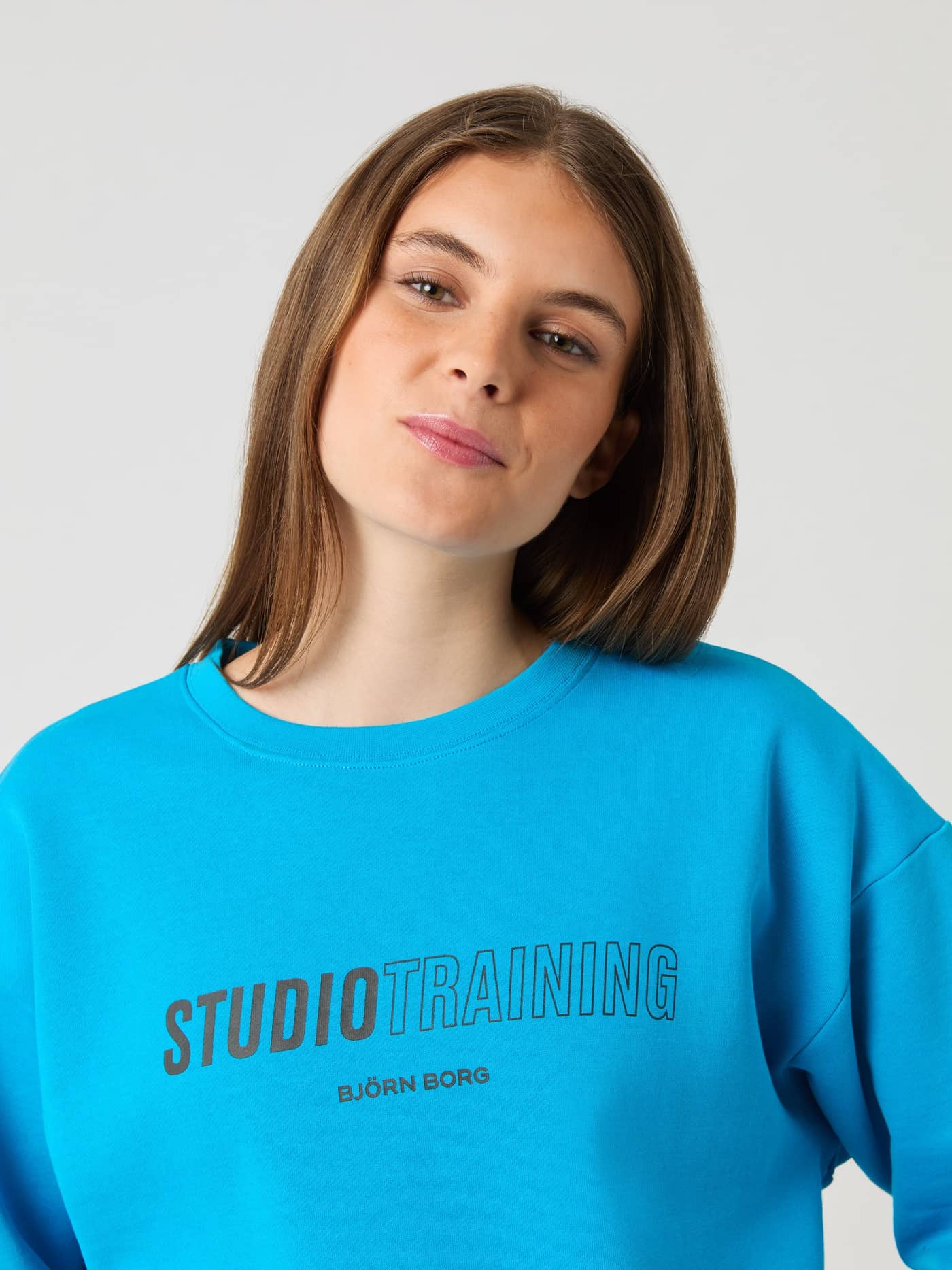 Vorderansicht: oversized Borg Boyfriend Sweatshirt in Atomic Blue (Blau) mit Studio Training Grafik für Style und Training. - Image 1