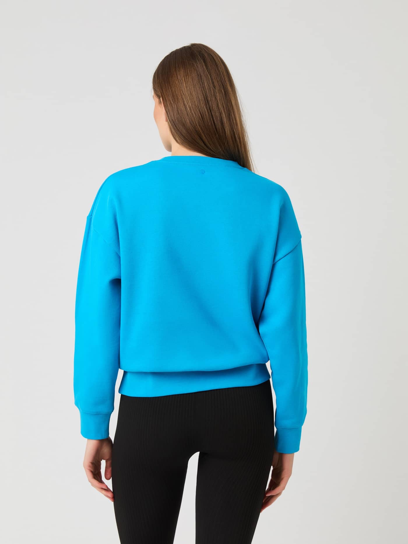 Rückansicht des Borg Boyfriend Sweatshirt in Atomic Blue (Blau) mit Oversized-Passform und überschnittenen Schultern. - Image 3