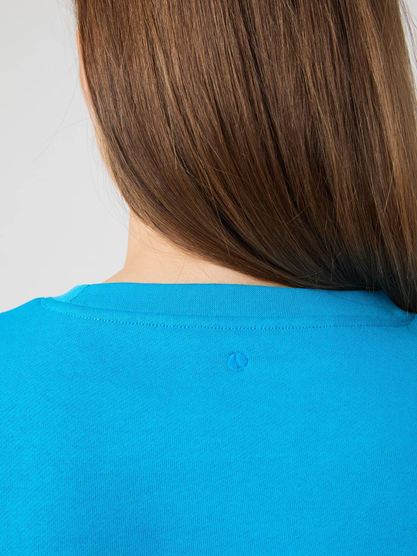 Nahaufnahme der Rückansicht des übergroßen Borg Boyfriend Sweatshirt in Atomic Blue (Blau) mit tonalem Logo. - Image 5