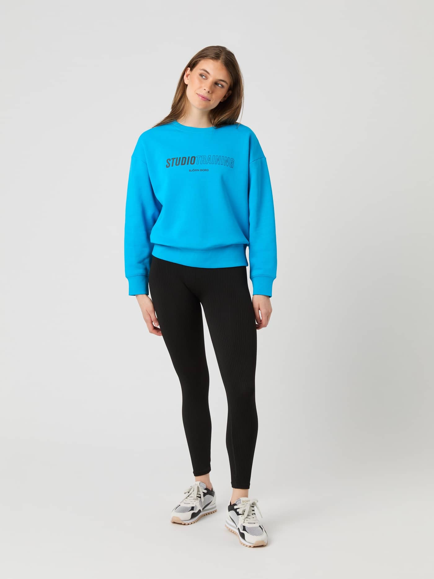 Ganzkörper-Vorderansicht einer Frau im oversized Borg Boyfriend Sweatshirt in Atomic Blue (Blau) mit Trainingstights. - Image 4