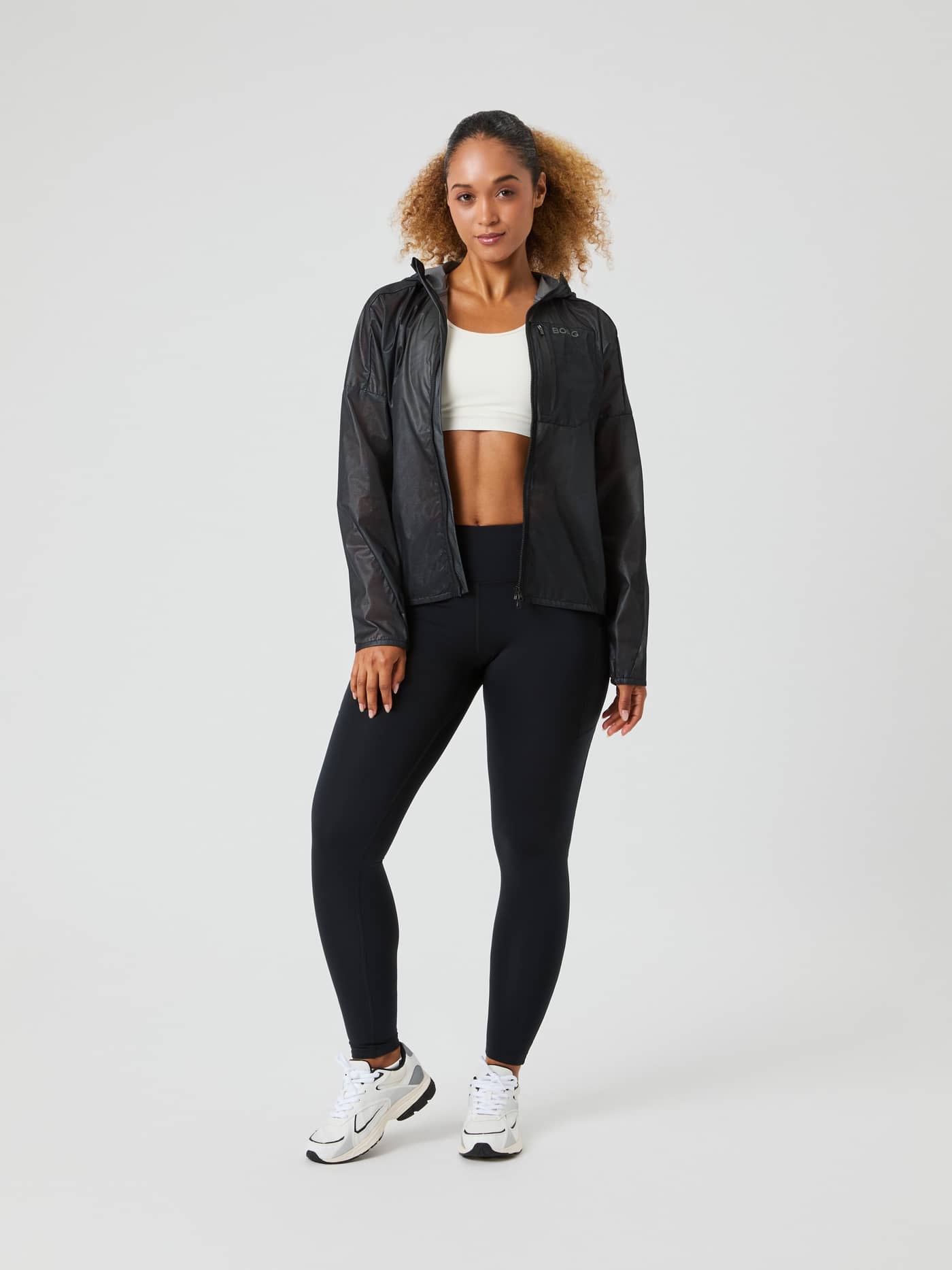 Vorderansicht der Borg Running Jacket für Damen in Black Beauty (Schwarz) mit schwarzem Logo, Fit und Running-Performance. - Image 3