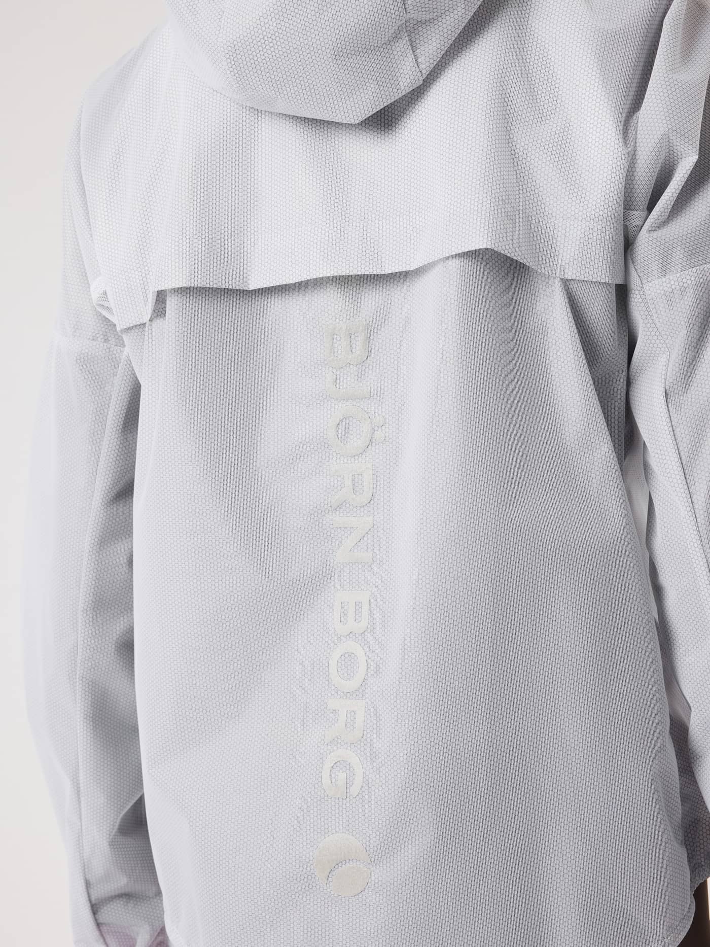 Rückansicht der Borg Running Jacket in Brilliant White (Weiß) zum Laufen mit silbernem Logo und hexagonaler Struktur. - Image 4