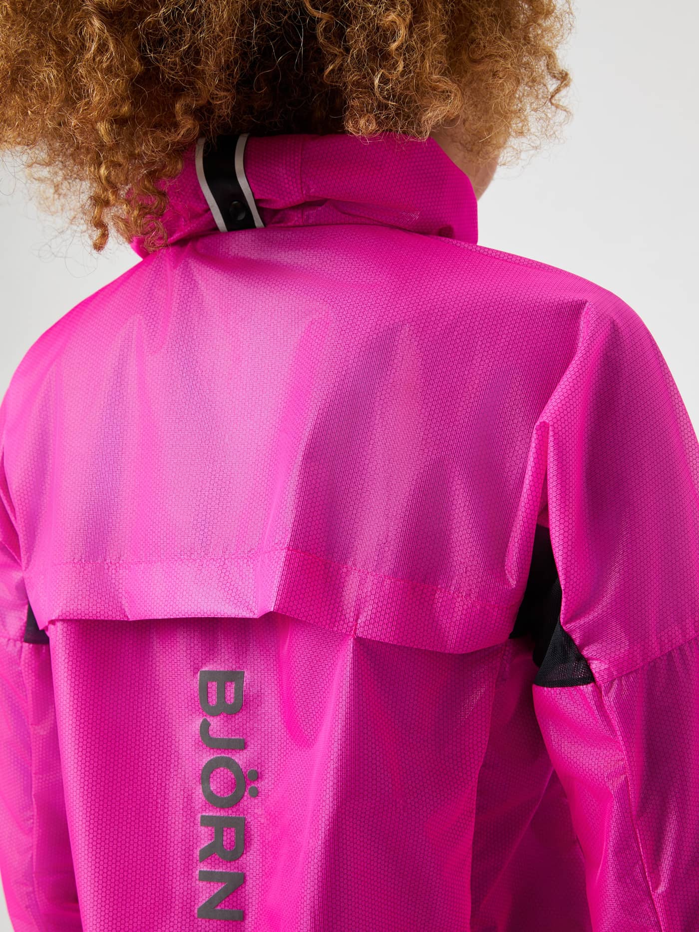 Rückansicht der Borg Running Jacket in Pink Glo (Pink) mit stylischer Passform, Mesh-Einsätzen und silbernem Logo zum Laufen. - Image 5