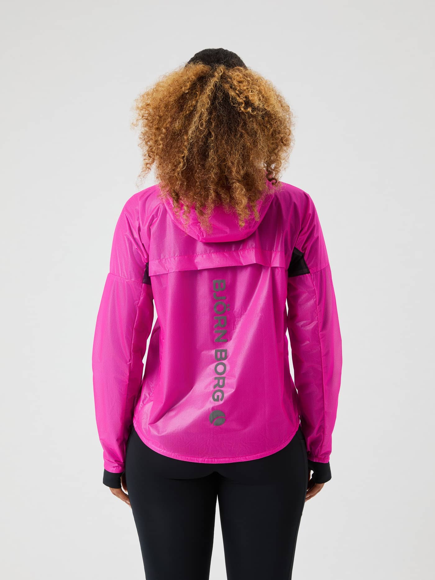 Rückansicht eines Models in der Borg Running Jacket in Pink Glo (Pink) mit grauem Logo und stilvollem Fit für das Running. - Image 2