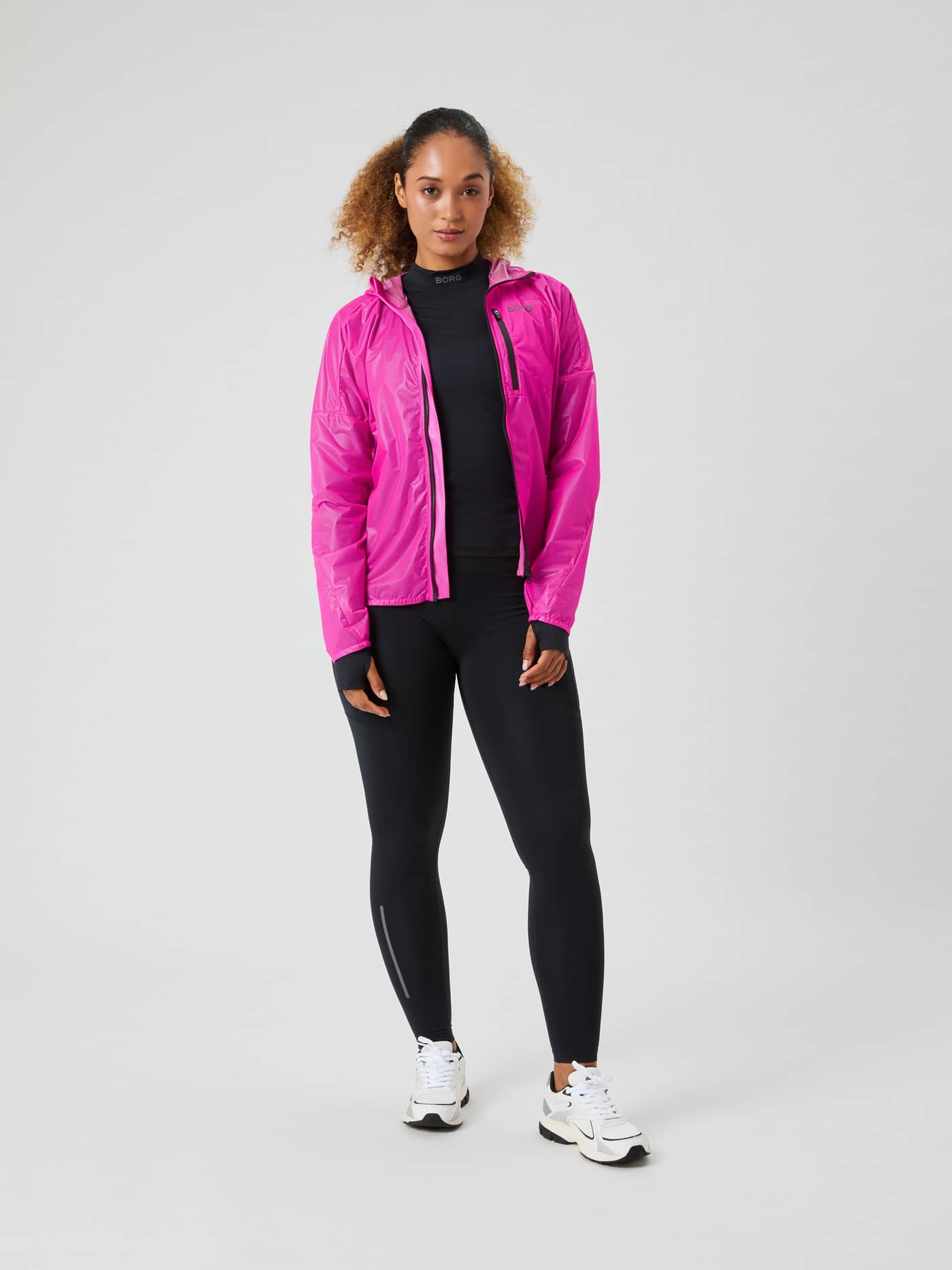 Vorderansicht eines Models in der Björn Borg Running Jacket in Pink Glo (Pink) für Laufen mit idealer Passform und Stil. - Image 3