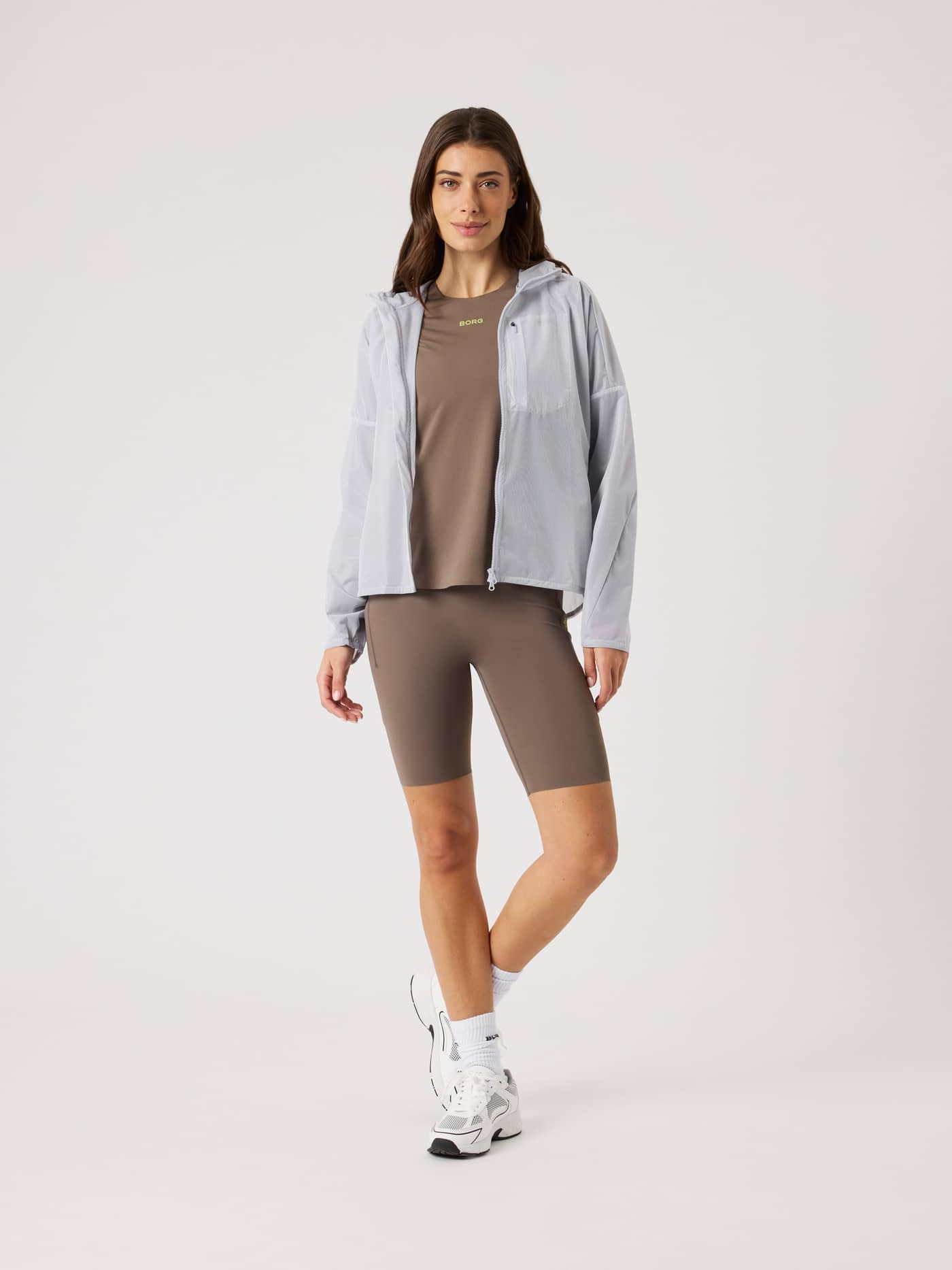 Vorderansicht eines Models in der Borg Running Jacket in Brilliant White (Weiß) für eine stylishe Performance-Passform. - Image 3