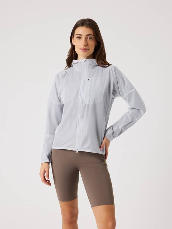 Vue de face d'une femme en Borg Running Jacket Brilliant White (Blanc), veste de running légère et performante.