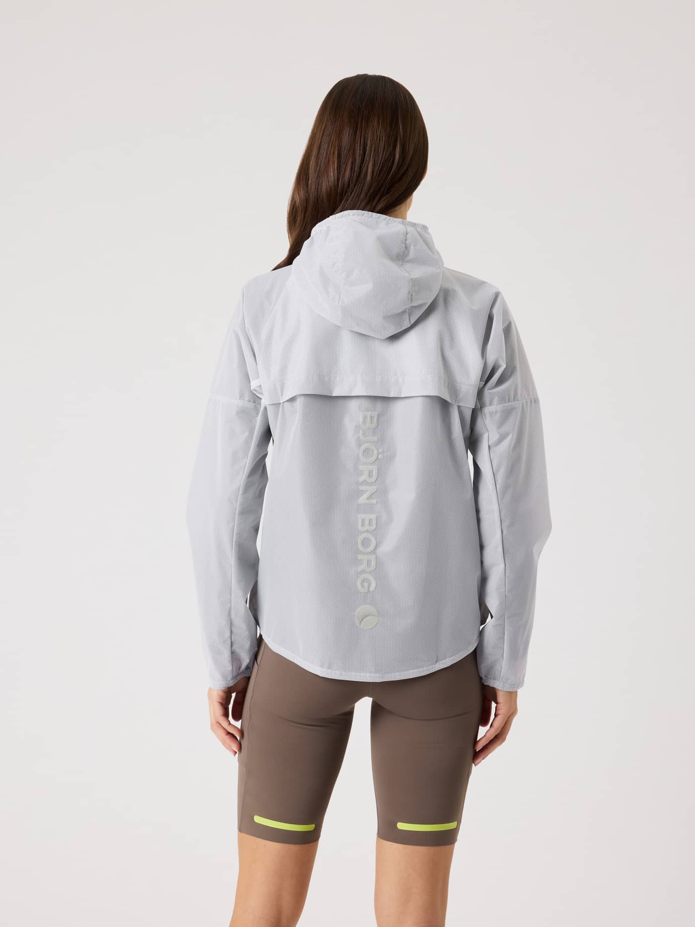 Rückansicht der Borg Running Jacket in Brilliant White (Weiß) mit silbernem Logo, tollem Fit und Running-Performance. - Image 2