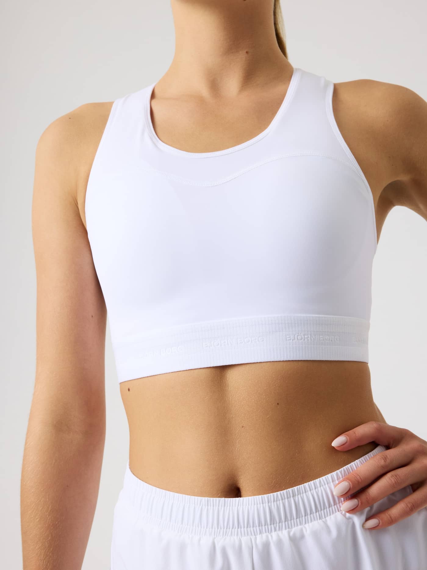 Vorderansicht des Borg Performance High Support Bra in Brilliant White (Weiß) mit weißem Logo für festen Halt beim Laufen. - Image 3