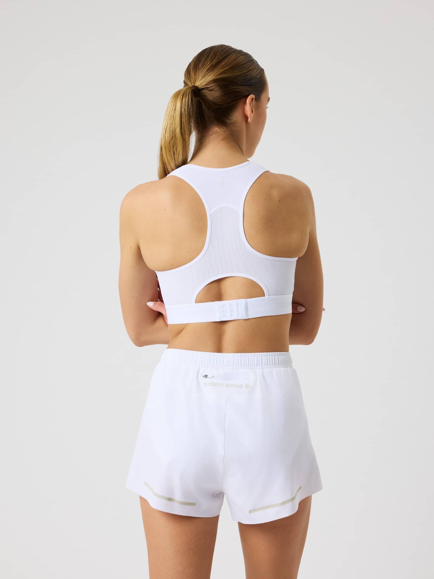 Rückansicht des Borg Performance High Support Bra in Weiß mit Power-Mesh für Style und eine sichere Passform beim Laufen. - Image 2
