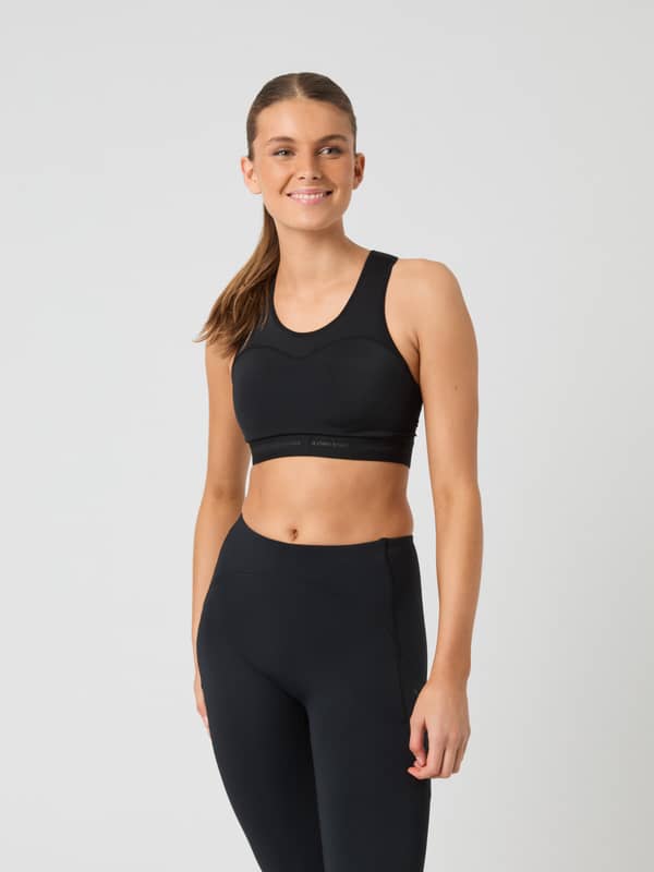 Vooraanzicht van de Borg High Support Bra in Black Beauty (Zwart) met grijs logo voor hardlopen en training.