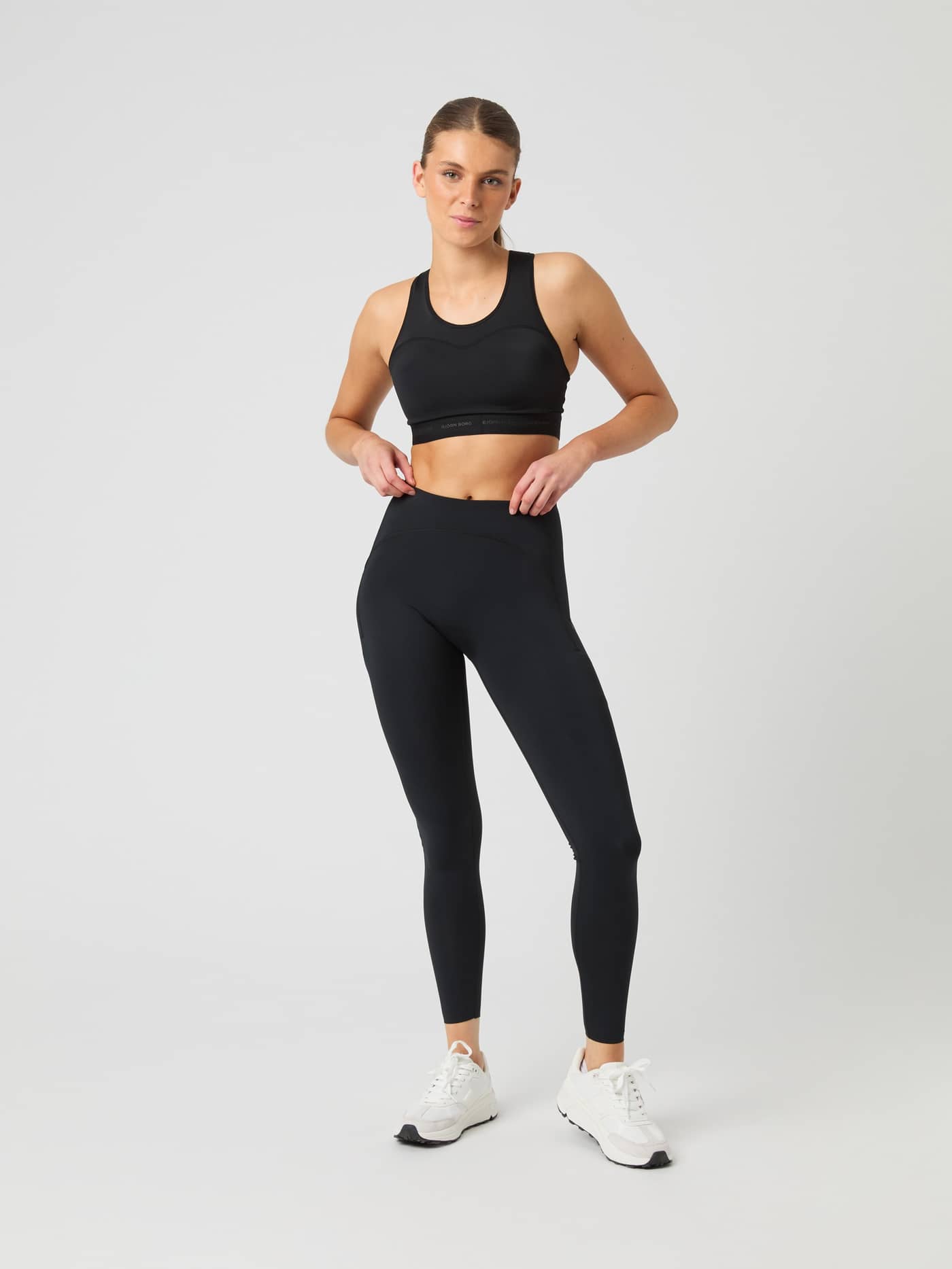 Volledig vooraanzicht van de Borg High Support Bra in Black Beauty (Zwart) voor training met een stijlvolle en goede pasvorm. - Image 3