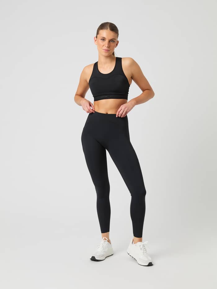 Borg High Support Bra i Black Beauty (Svart) sedd framifrån i helfigur, perfekt för högintensiv träning. - Image 3