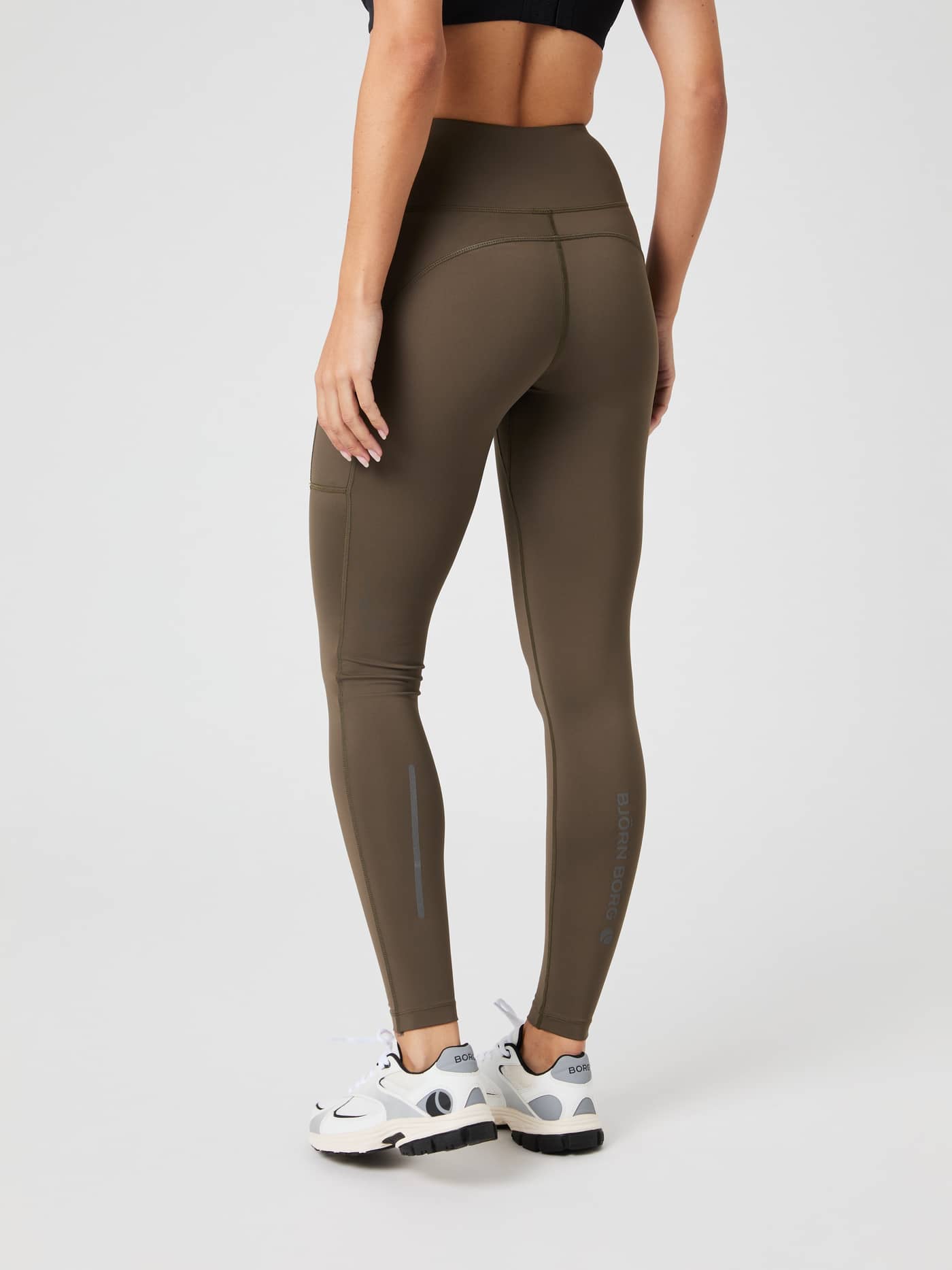 Vue de dos du Borg Running Tights ajusté en Crocodile (Marron) avec détails réfléchissants pour le running. - Image 2