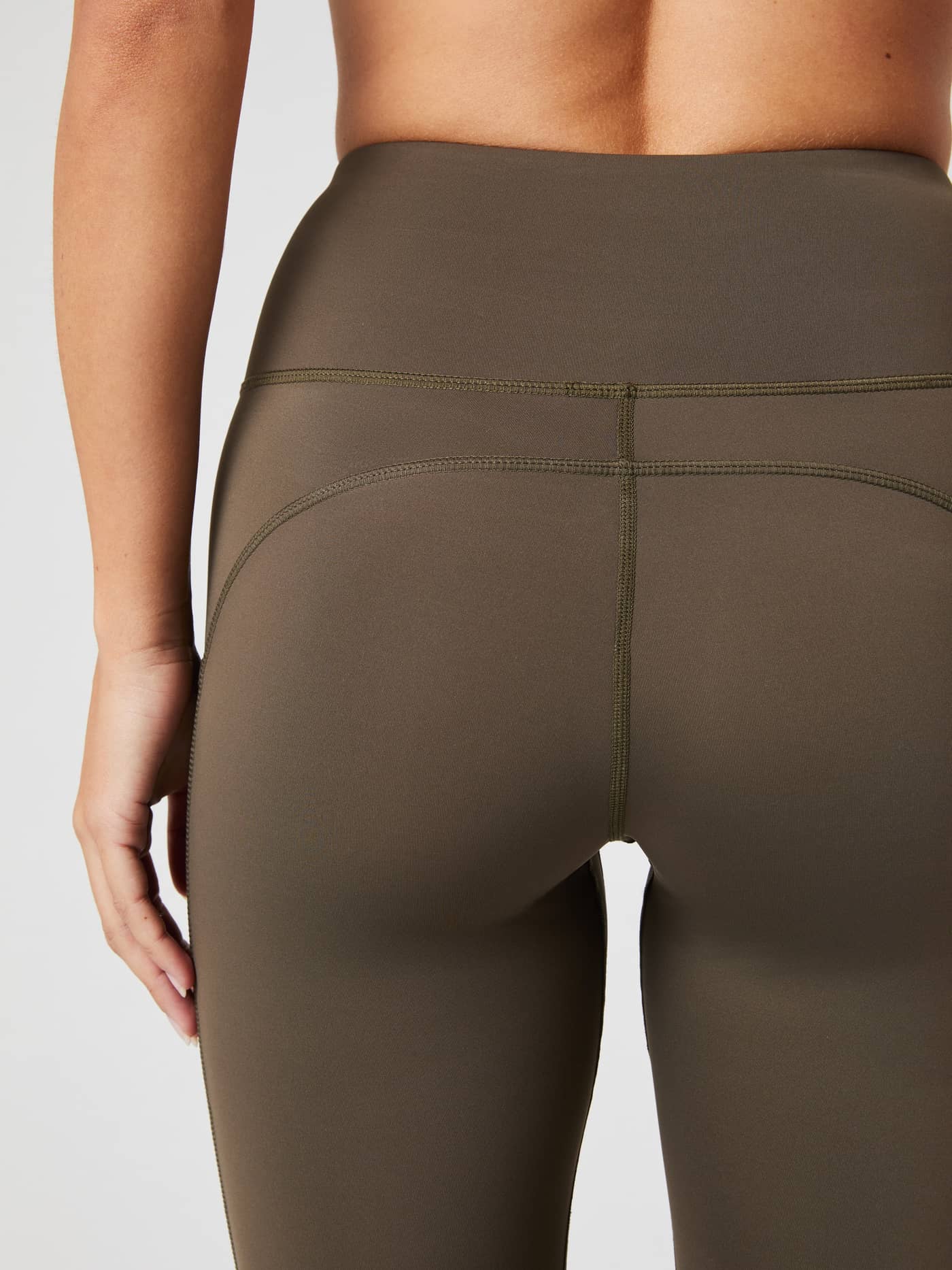 Vue de dos détaillée du Borg Running Tights en Crocodile (Brun) mettant en avant sa coupe ajustée pour le running. - Image 3