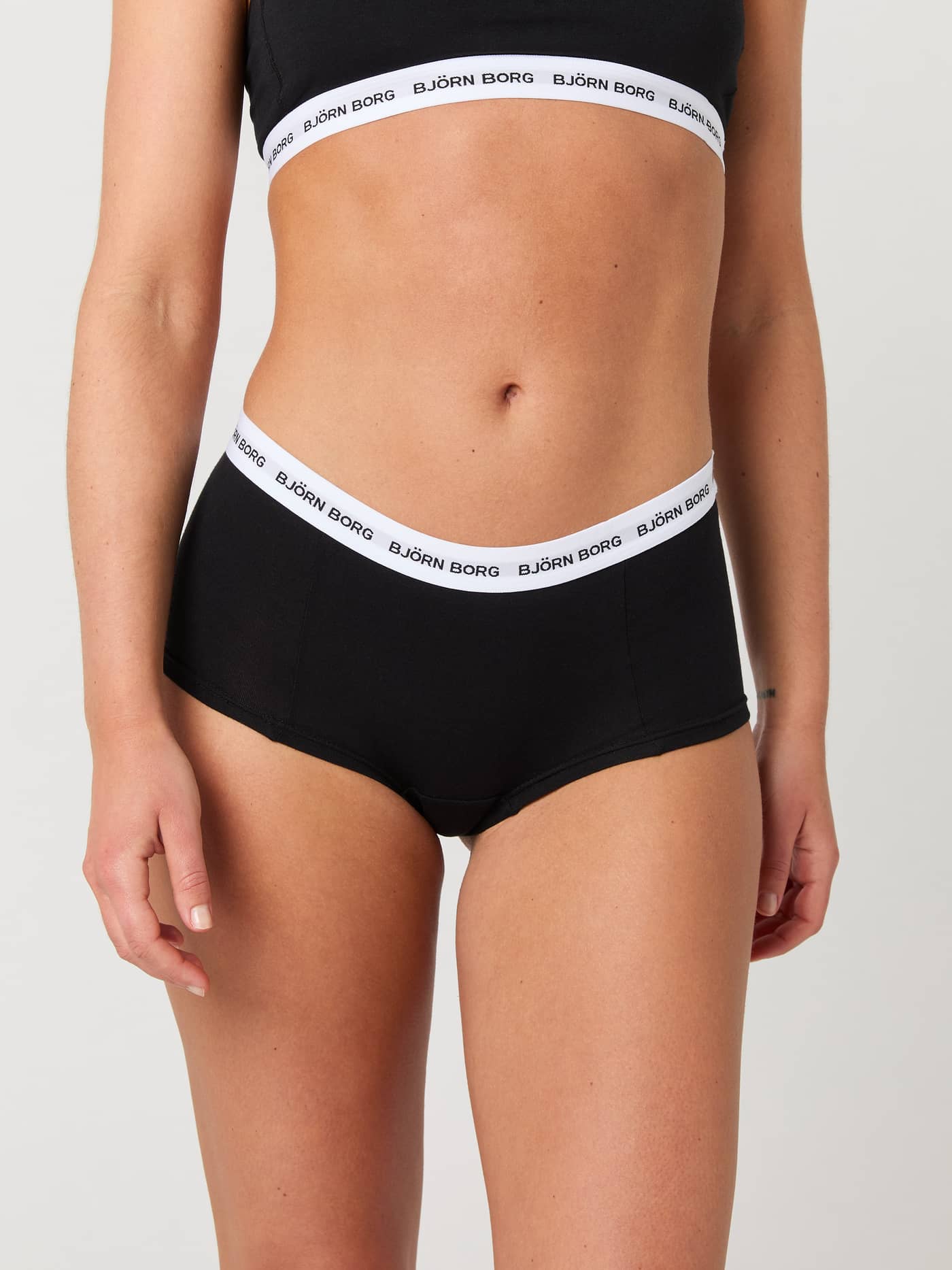 Logo Boxer Shorts 5-pack i Sort set forfra på en model i blød bomuldsstretch med hvid logolinning. - Image 4