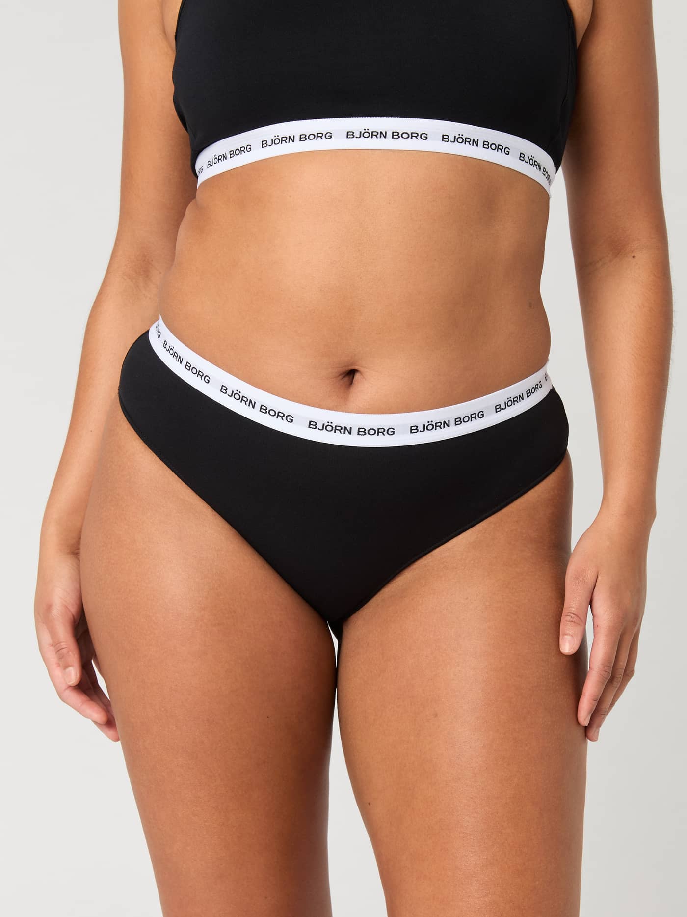 Framifrån på Logo Highwaist Briefs 3-pack i svart bomullsstretch med vit logotyp och smickrande passform. - Image 4
