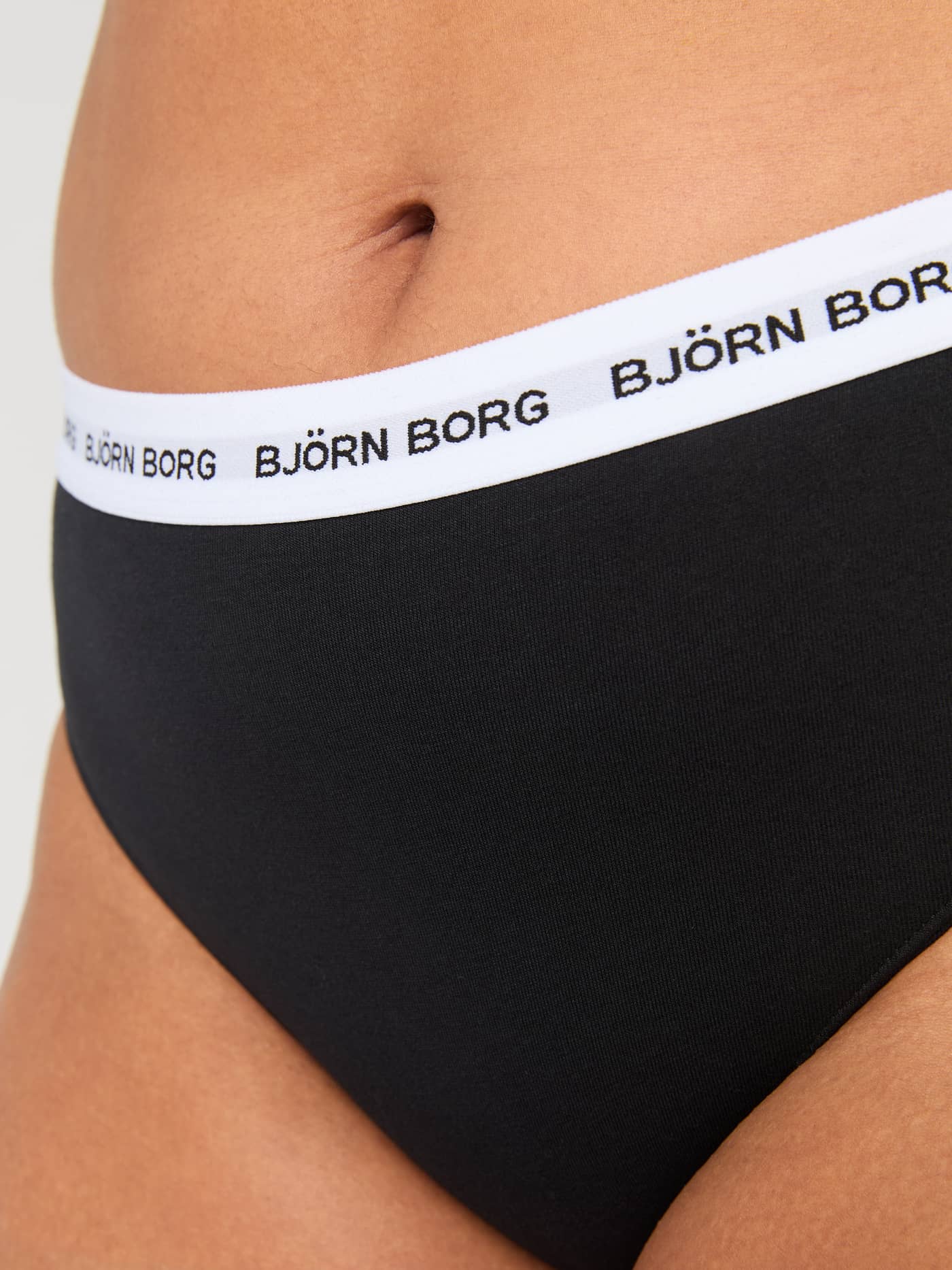 Närbild på Logo Highwaist Briefs 3-pack i svart bomullsstretch för dam med en vit linning och svarta logotyper. - Image 6