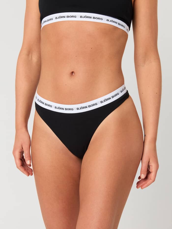 Vue de face du Logo Thongs 3-pack Noir en coton doux avec ceinture à logo blanc pour un ajustement idéal.