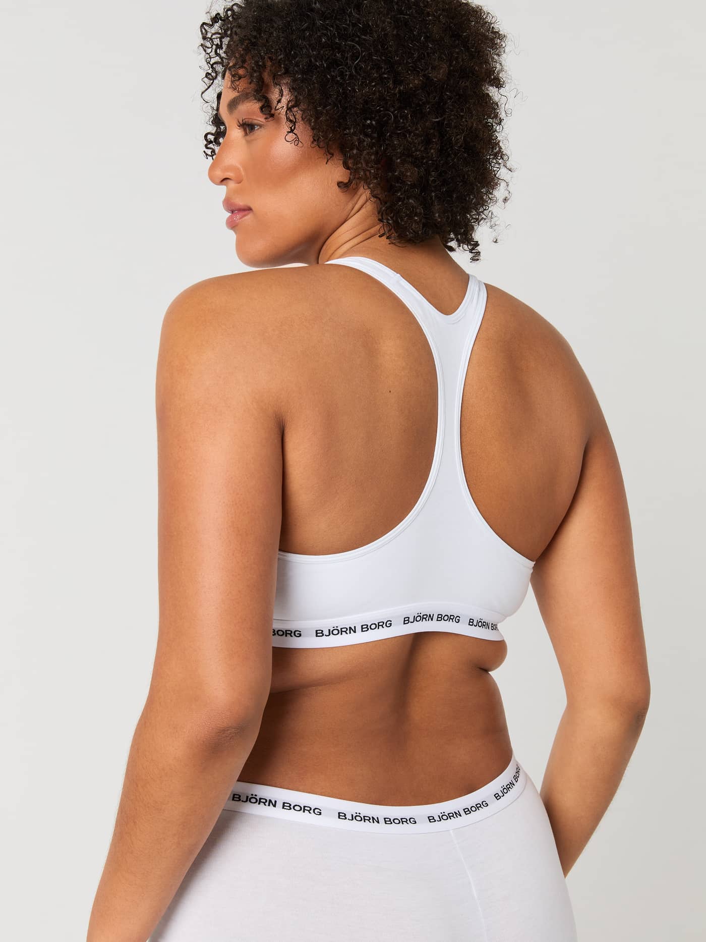Vue arrière du Logo Soft Top blanc avec dos nageur et élastique à logo noir pour un ajustement confortable. - Image 7