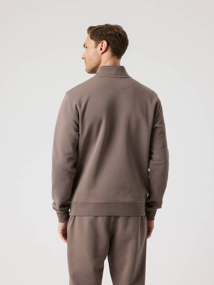Vue de dos d'un homme en Centre Half Zip Falcon (Marron) en mélange de coton doux pour un style décontracté. - Image 2