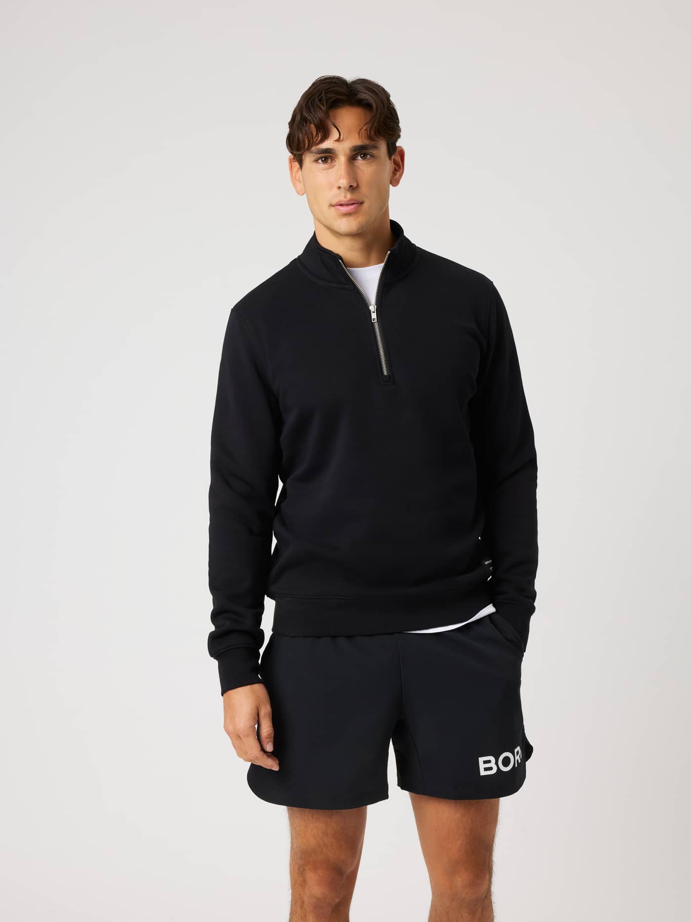 Vue de face d'un homme portant le Centre Half Zip en Black Beauty (Noir) à col montant et coupe régulière. - Image 1