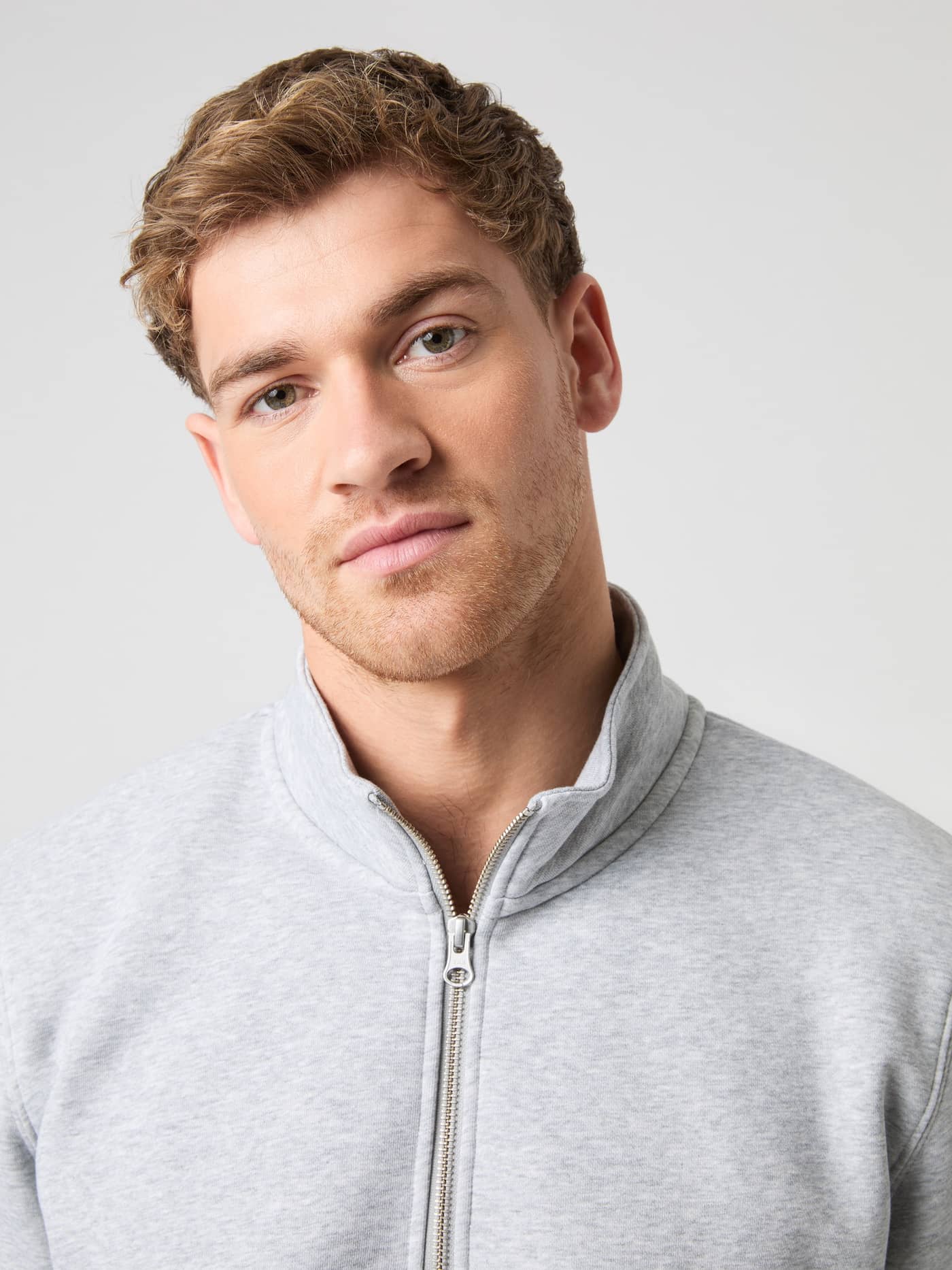 Close-up of a model wearing the Björn Borg Centre Half Zip sweater in light grey melange. - Image 5