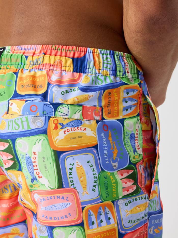 Detail van de Borg Print Swim Shorts in Sardines 1 met een patroon van sardientjesblikjes in blauw, groen, rood en geel. - Image 5
