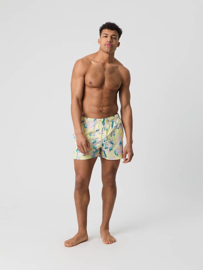 Snabbtorkande Borg Print Swim Shorts i Palm Beach Big 2 (Gul) sedda framifrån med mönstrad design.