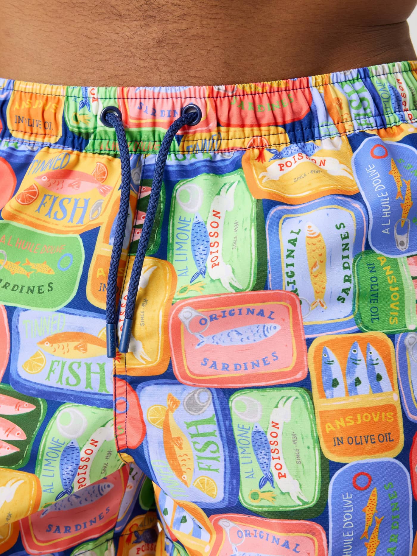 Borg Print Swim Shorts con estampado de latas de sardinas en azul, verde, rojo y amarillo y cordón ajustable. - Image 4