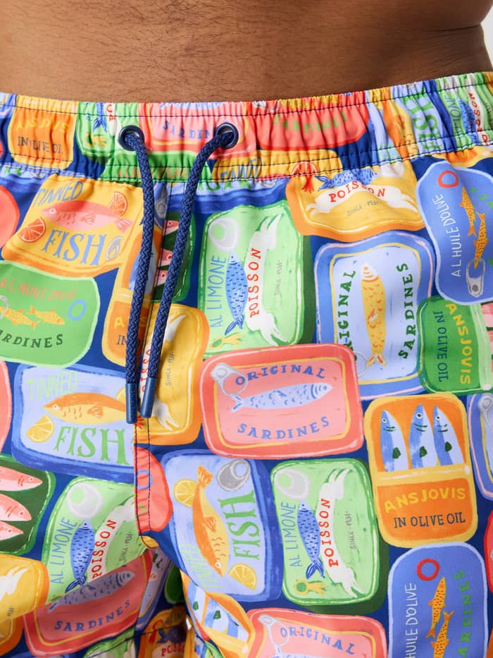 Close-up van de Borg Print Swim Shorts in Sardines 1 (Veelkleurig) met een sardineblikjesprint en verstelbaar trekkoord. - Image 4