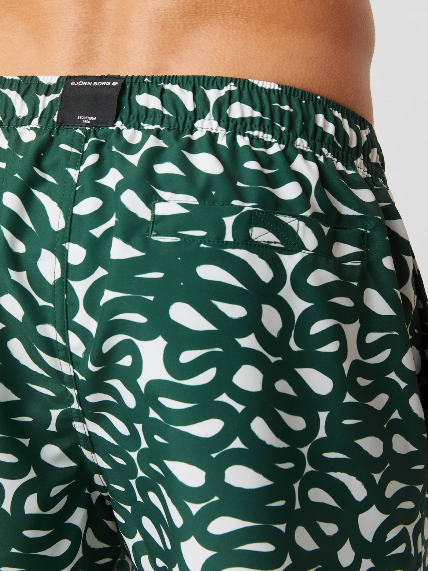 Borg Print Swim Shorts i Serpent Big 1 (Grøn) set bagfra med markant mønster, baglomme og sort logomærke. - Image 4