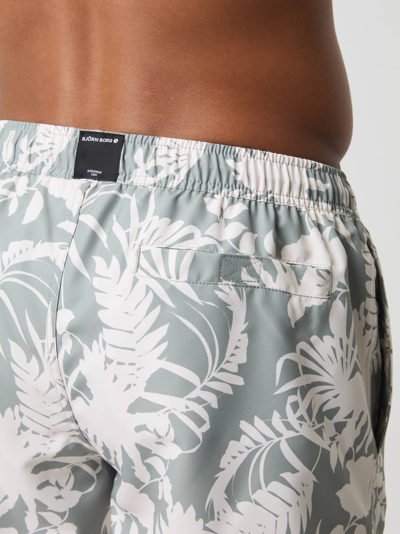 Borg Print Swim Shorts i återvunnen polyester med Dark Jungle 5 (Grön) bladmönster och svart logotypetikett sedda bakifrån. - Image 4