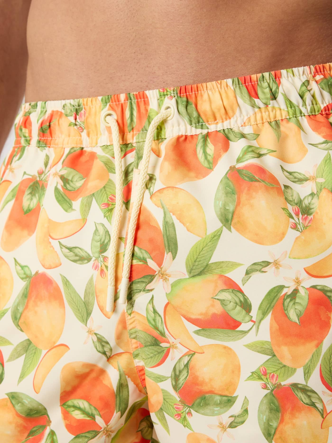 Primer plano de los Borg Print Swim Shorts en Summer Peach 1 (verde, naranja y amarillo) con estampado de frutas y cordón. - Image 5
