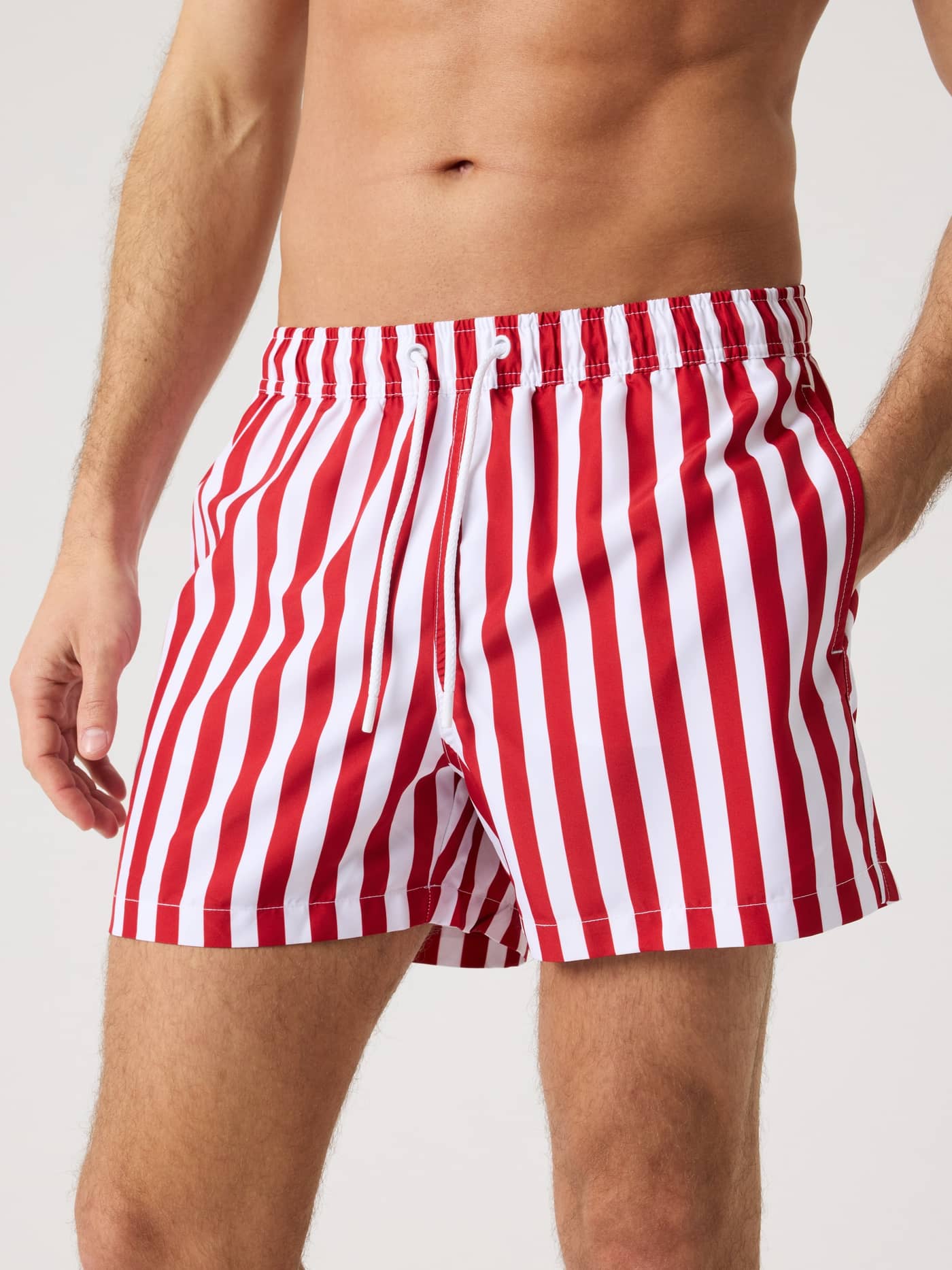 Borg Print Swim Shorts in Parasol 3 (Rot, Weiß) mit vertikalen Streifen und schnelltrocknendem Material in Vorderansicht. - Image 1