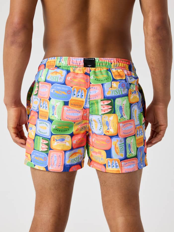 Borg Print Swim Shorts in Sardines 1 (blauw, groen, rood, geel, multi) met zwarte logopatch in achteraanzicht. - Image 2