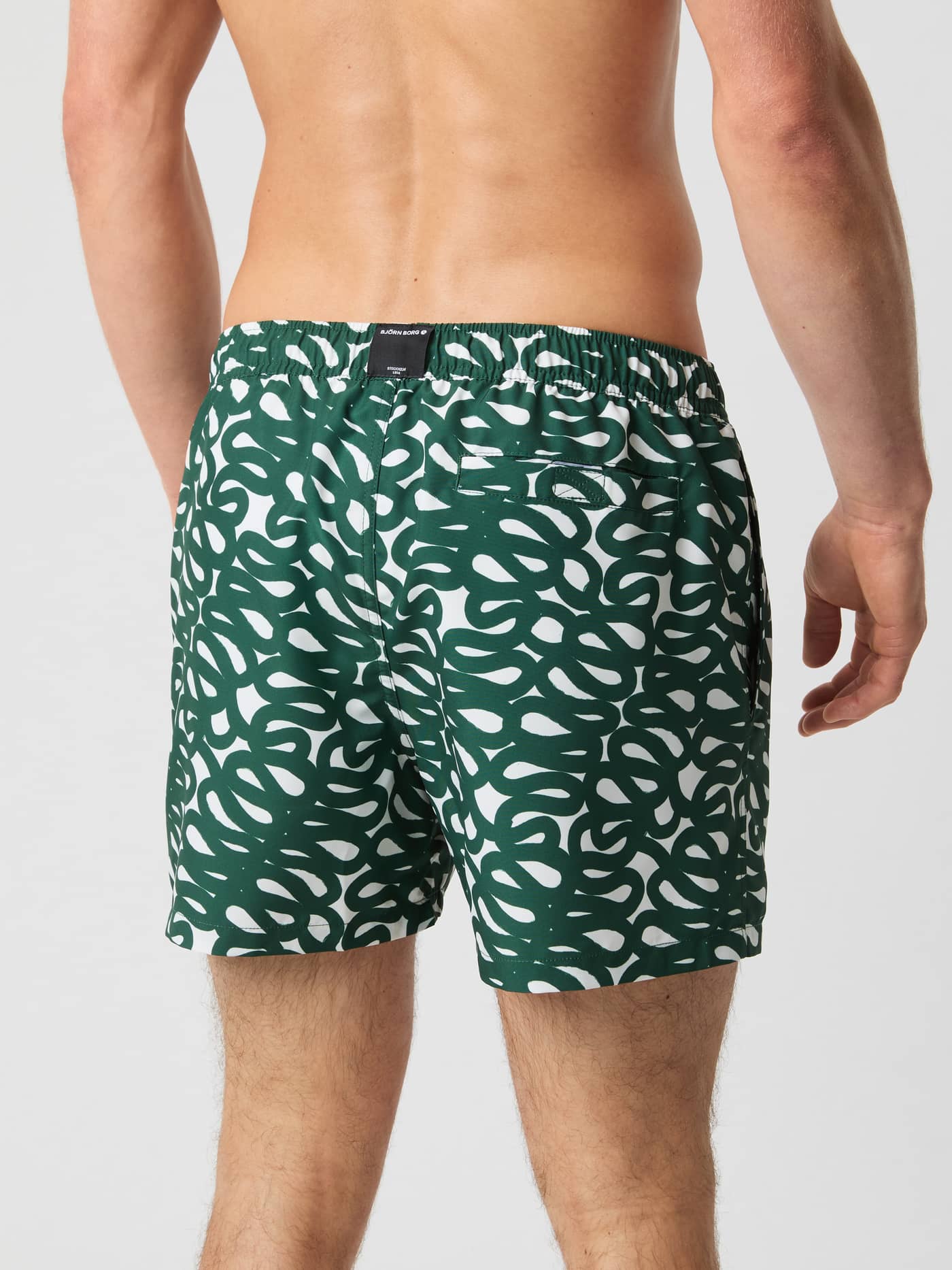 Borg Print Swim Shorts i Serpent Big 1 (Grøn) set bagfra med hvidt mønster og et sort logomærke i taljen. - Image 3