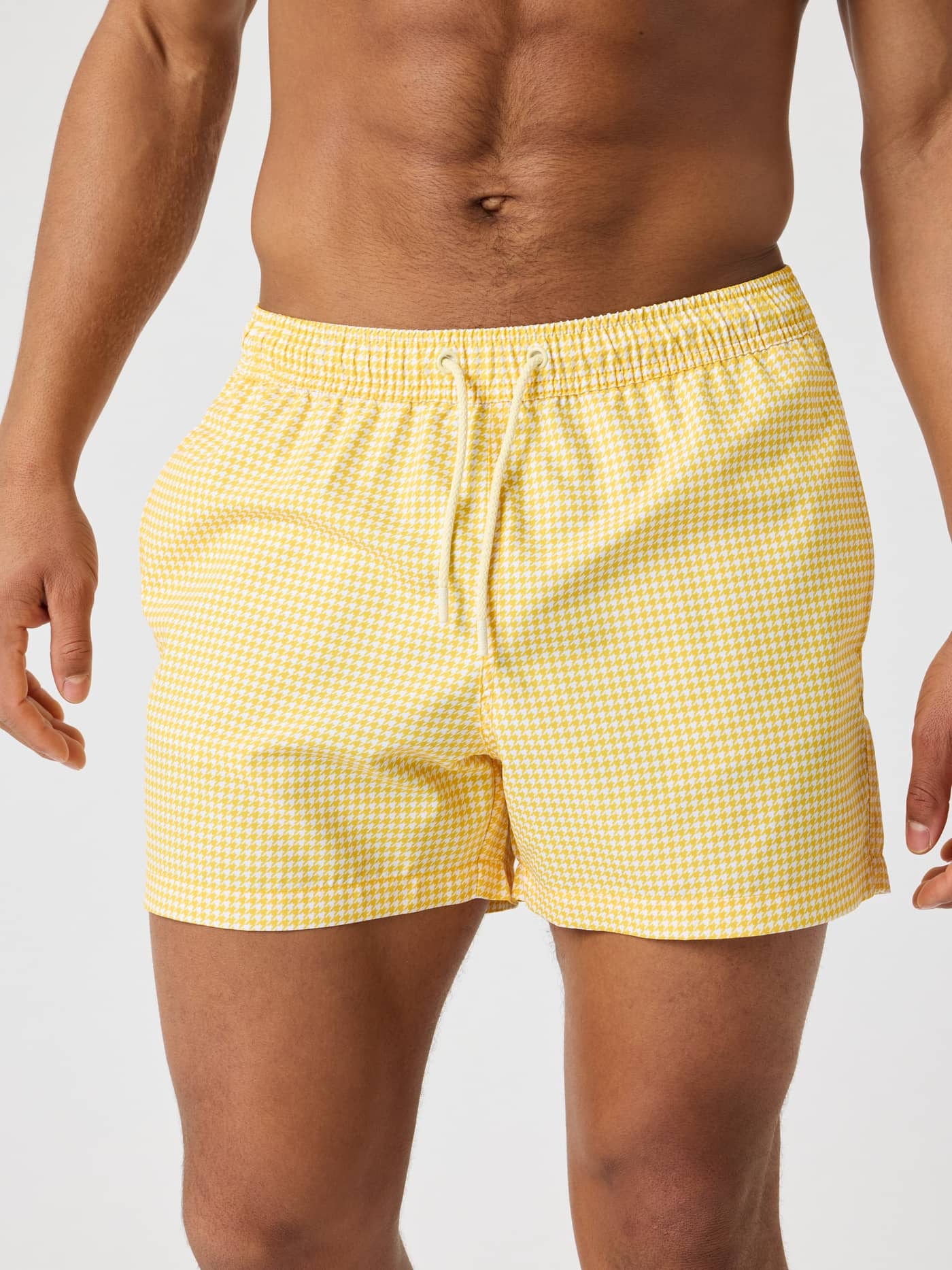 Borg Print Swim Shorts i Houndstooth 2 (Gul) sedda framifrån med snyggt hundtandsmönster, resår och dragsko i midjan. - Image 1