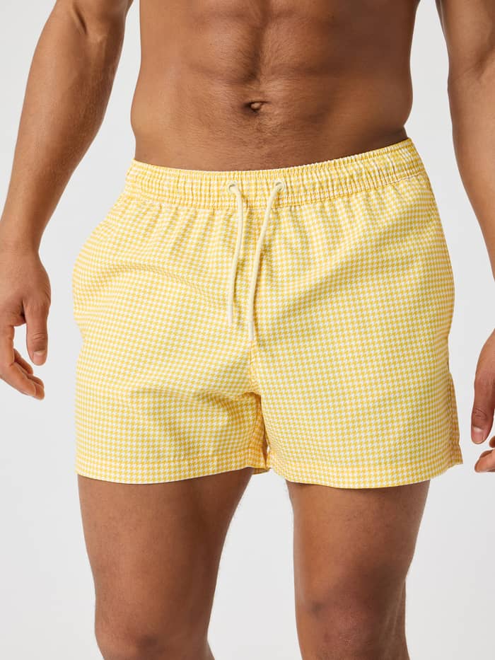 Borg Print Swim Shorts i Houndstooth 2 (Gul) sedda framifrån med snyggt hundtandsmönster, resår och dragsko i midjan.