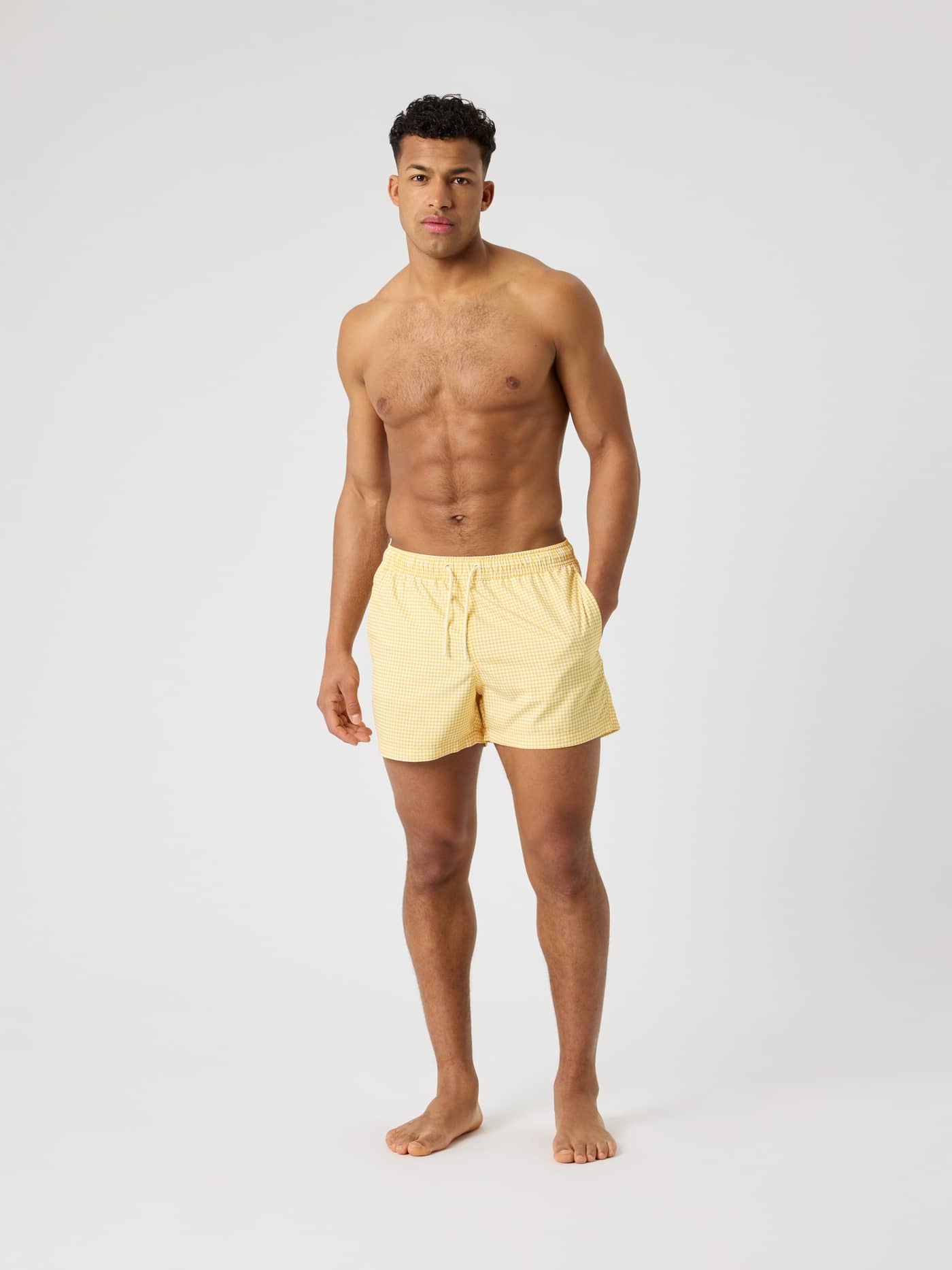 Borg Print Swim Shorts en amarillo con estampado de pata de gallo y corte holgado en vista frontal completa de hombre. - Image 3