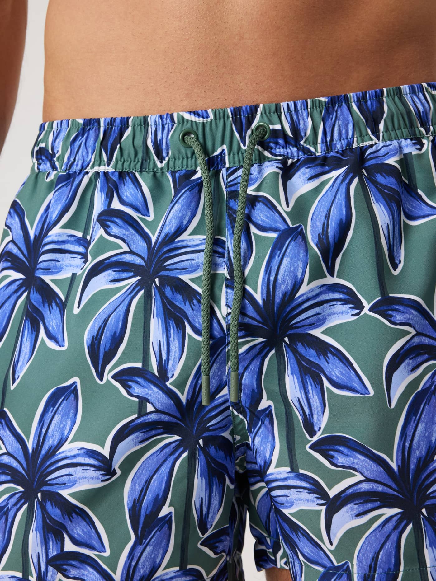 Borg Print Swim Shorts in Palms On Palms 1 (Blau/Grün) mit Palmenprint und Kordelzug in der Detailansicht. - Image 5