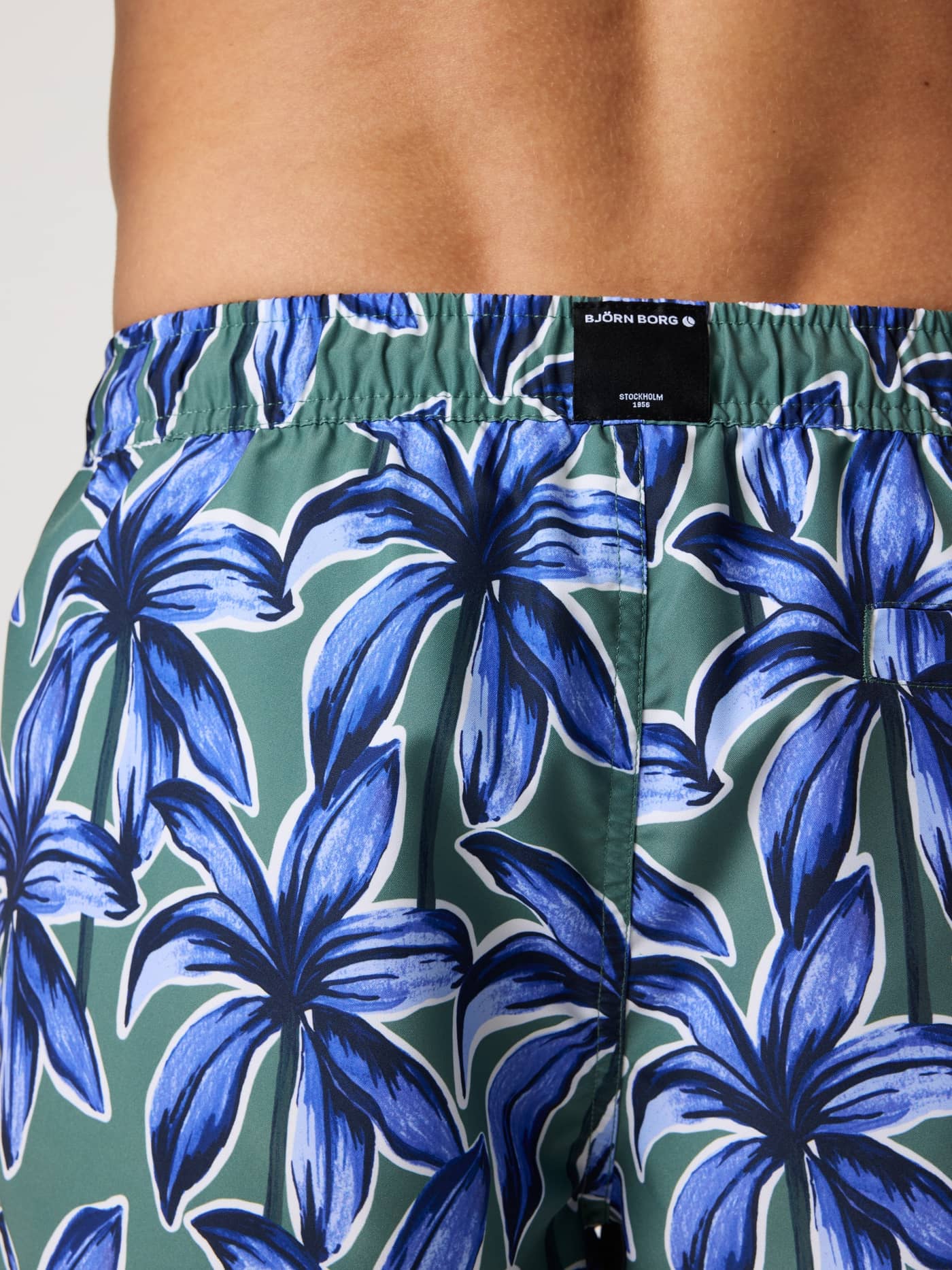 Borg Print Swim Shorts in Palms On Palms 1 (Blau, Grün) mit schwarzem Logo-Patch und Palmenmuster in der Rückansicht. - Image 4