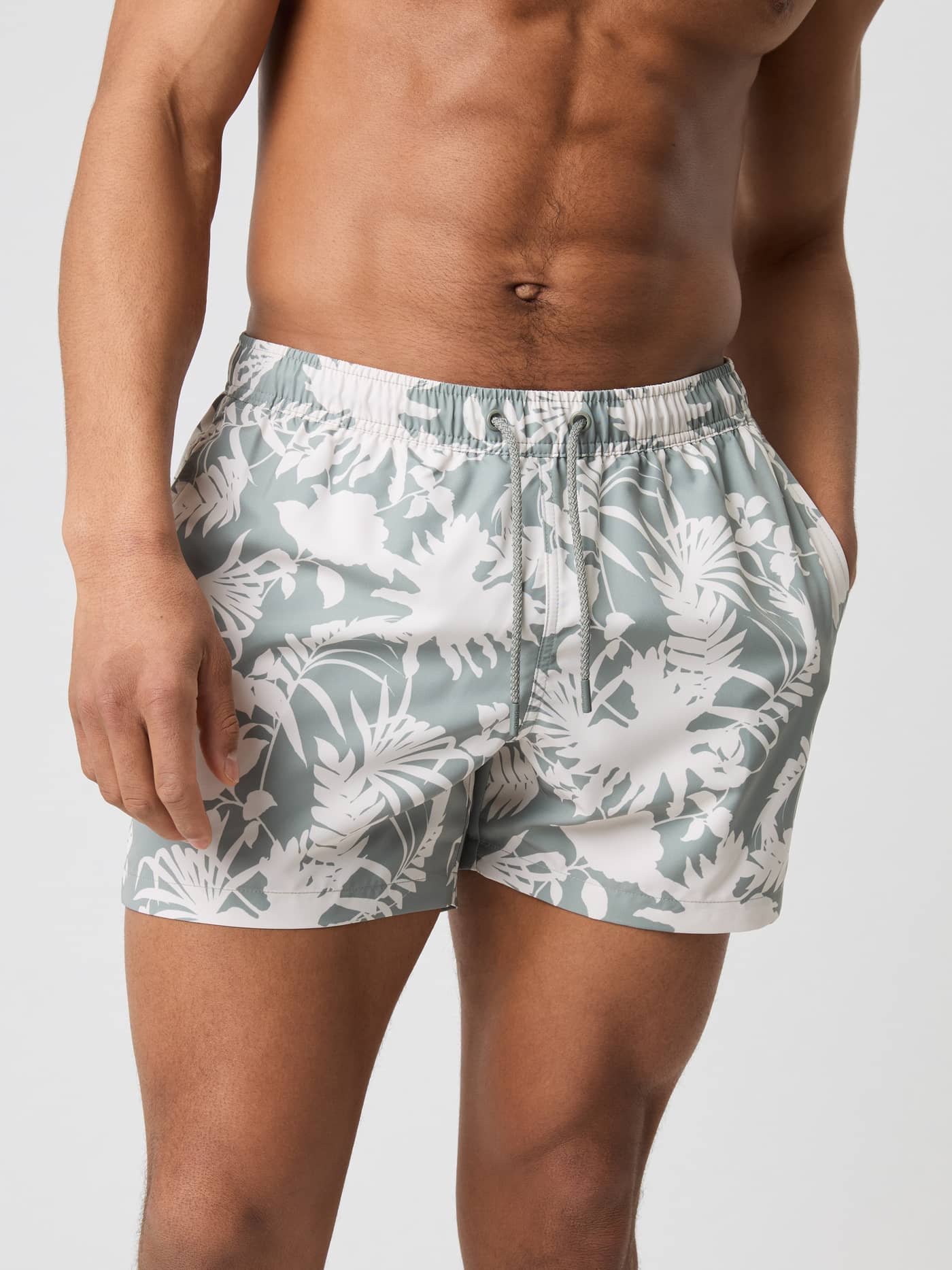 Snabbtorkande Borg Print Swim Shorts i Dark Jungle 5 (Grön) med ett tropiskt mönster sedda framifrån på en man. - Image 2
