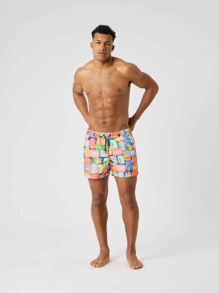 Sneldrogende Borg Print Swim Shorts in Sardines 1 (Multi) met sardineprint in blauw, groen, rood en geel in vooraanzicht. - Image 3