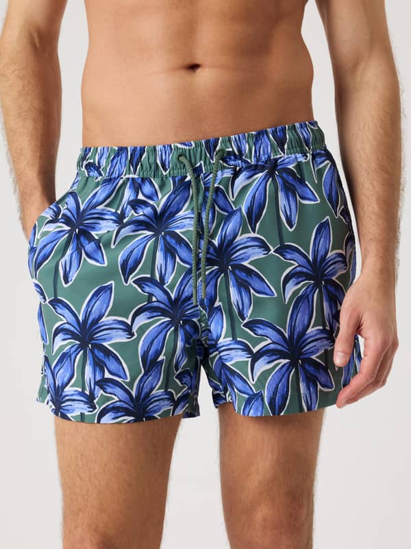 Borg Print Swim Shorts i Palms On Palms 1 (blå, grøn) med hurtigtørrende palmeprint til mænd set forfra.