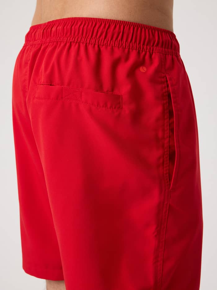 Borg Swim Shorts voor heren in Pompeian Red (Rood) van gerecycled materiaal met een tennisbalprint in zijaanzicht. - Image 4