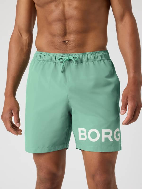 Vue de face du Borg Swim Shorts en Malachite Green (Vert) à séchage rapide avec logo blanc pour homme.